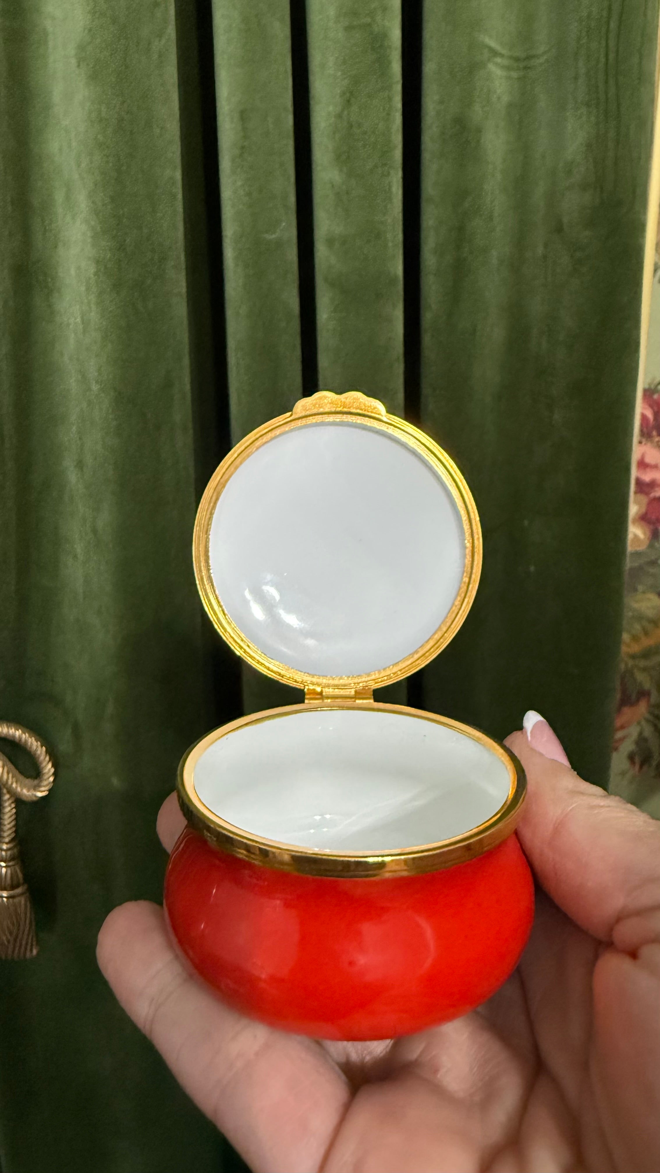 Vintage Royal Worcestershire English Hunting Scene enameled pillbox