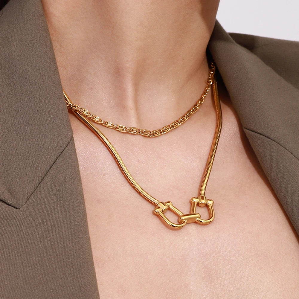 Gold Chain Necklace Horseshoe Buckle Design