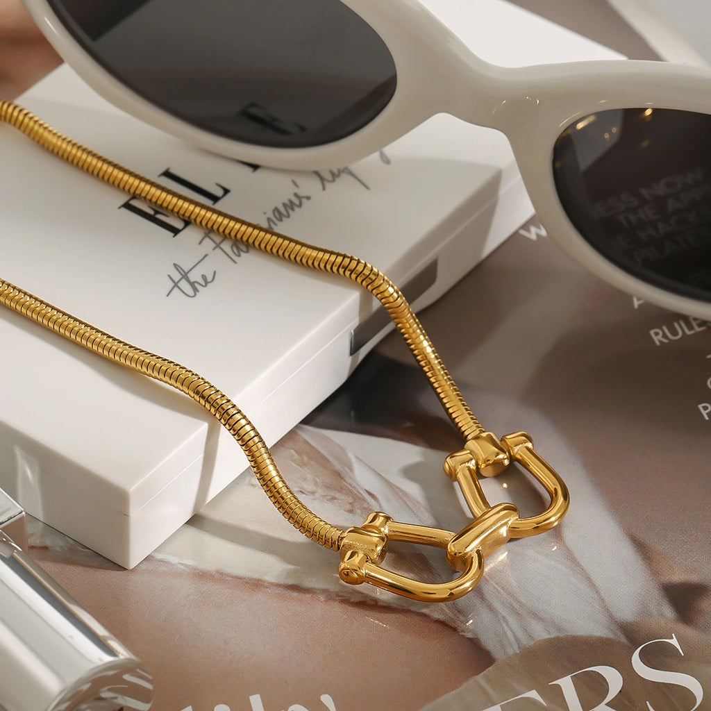 Gold Chain Necklace Horseshoe Buckle Design