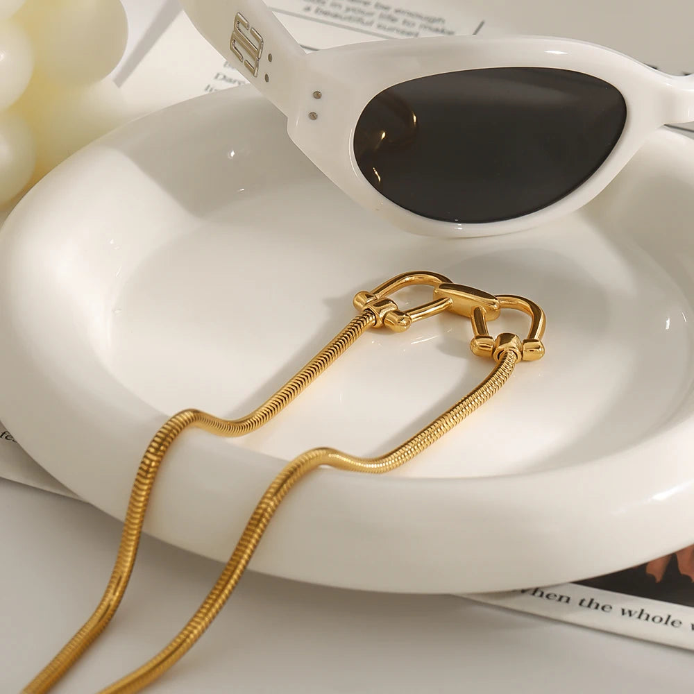 Gold Chain Necklace Horseshoe Buckle Design